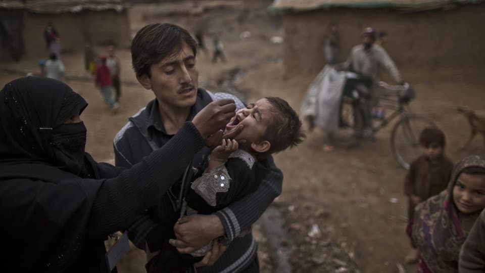 Ein Kind in Pakistan erhält eine Impfung gegen Polio (Kinderlähmung). 