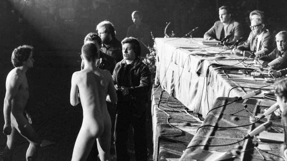 Nackte Männer stören eine Jungbürgerfeier in Zürich (1980.