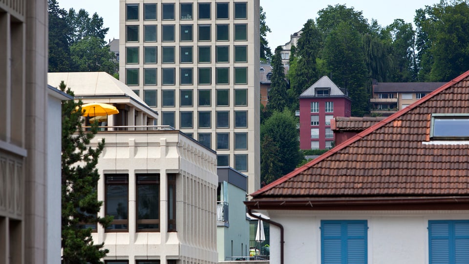 Der Neubau der FHS im Hintergrund mit angrenzenden Häusern im Vordergrund.