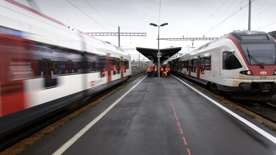 Bahnsteig Perron Bahnhof.