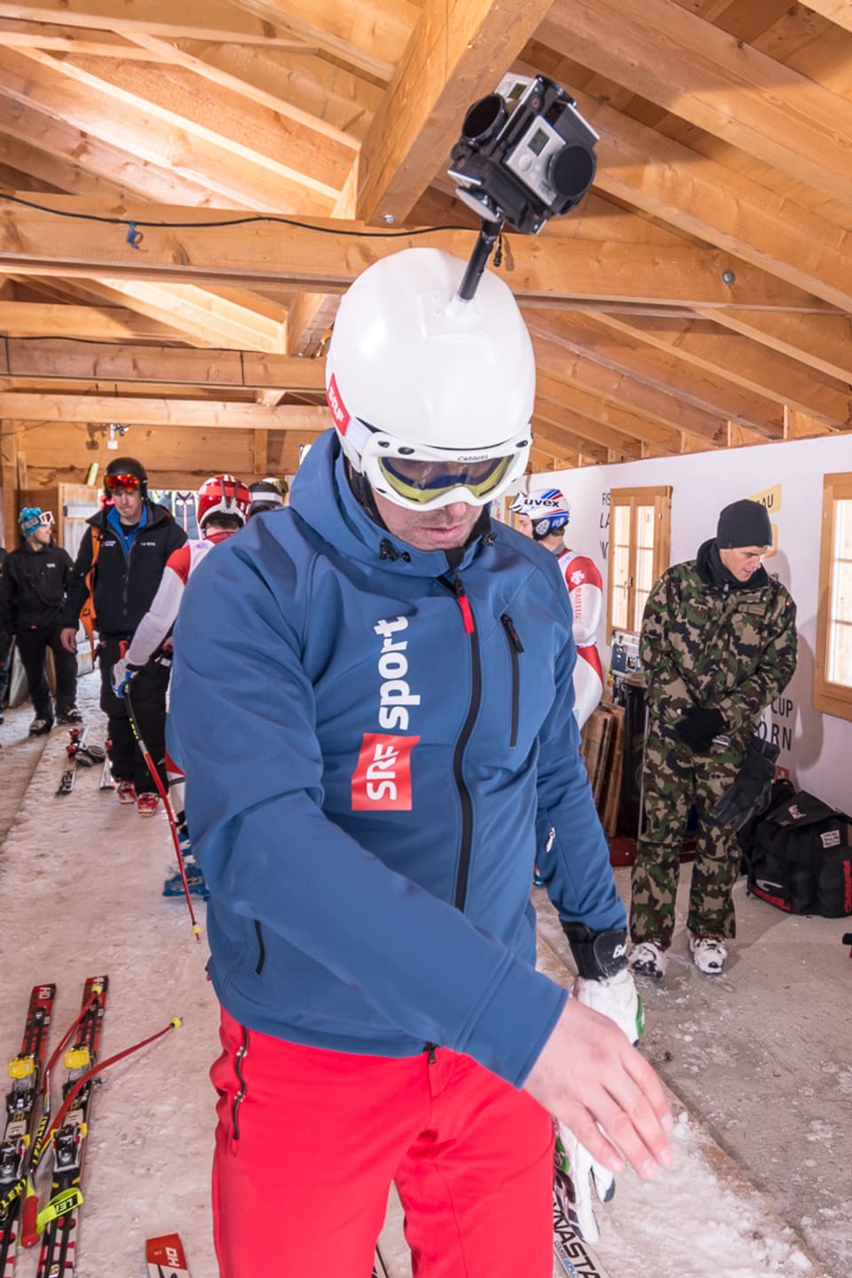Bruno Kernen im Starthaus: Bruno Kernen im Starthaus der Lauberhornabfahrt mit 6 GoPro-Kameras am Helm.