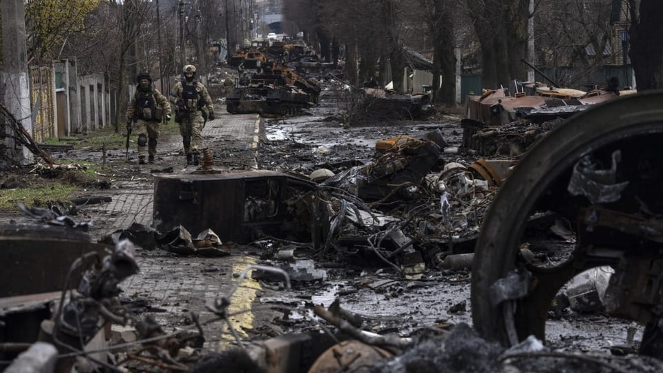Zerstörung auf Strassen in Butscha nach Rückzug der russischen Truppen