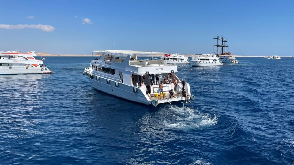 Ein Schiff mit Tauchern an Bord.