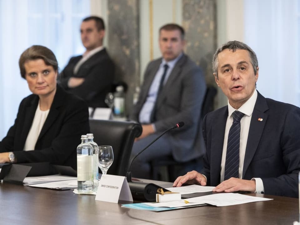 Martina Hirayama an der Seite von Bundesrat Cassis Bundesrat Ignazio Cassis und Martina Hirayama sitzen nebeneinander an einem Verhandlungstisch.