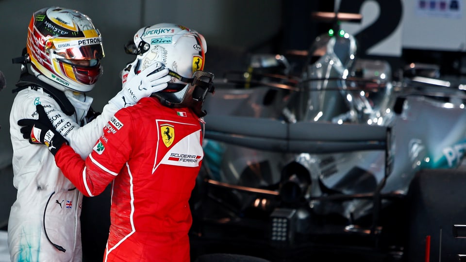 Hamilton gratuliert Vettel nach dessen Sieg in Melbourne.