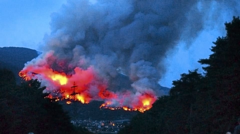 Auf dem Bild ist der Waldbrand bei Leuk (2003) zu sehen.