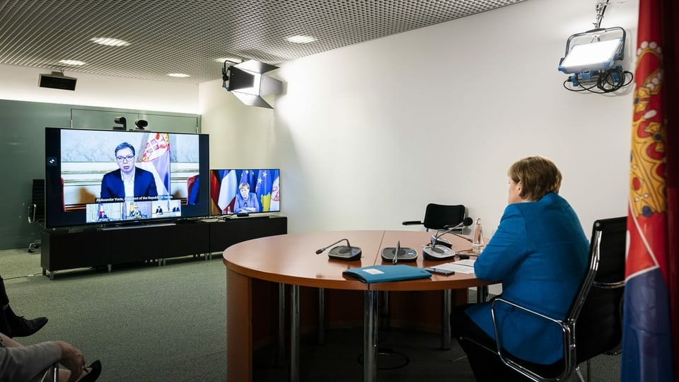 Bundeskanzlerin Angela Merkel verfolgt nimmt von Berlin aus an der Videokonferenz mit Präsident Macron, dem serbischen Präsidenten Vucic und dem kosovarischen Premier Hoti teil.
