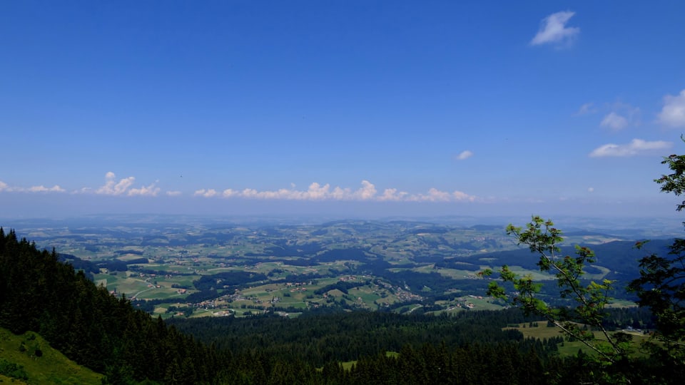 Blick von Schwarzenbühl ins Mittelland.