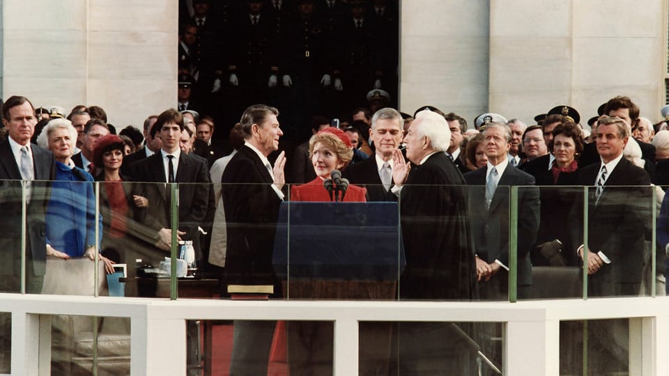 Ronald Reagan schwört seinen ersten Amtseid 1981 neben seiner Frau Nancy. 