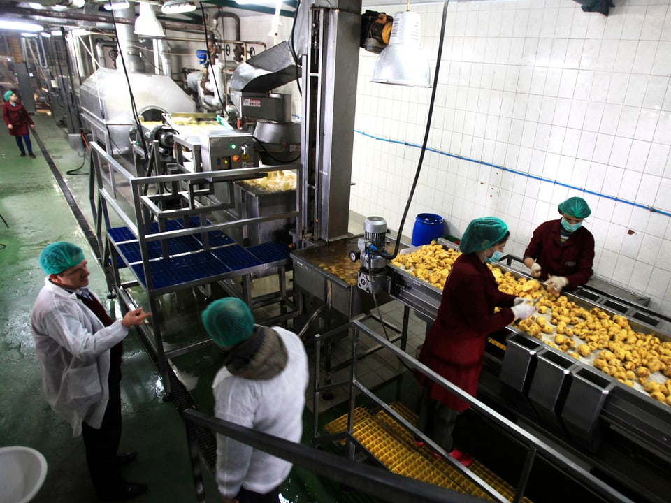 Laufband in Kartoffel-Chips-Fabrik 