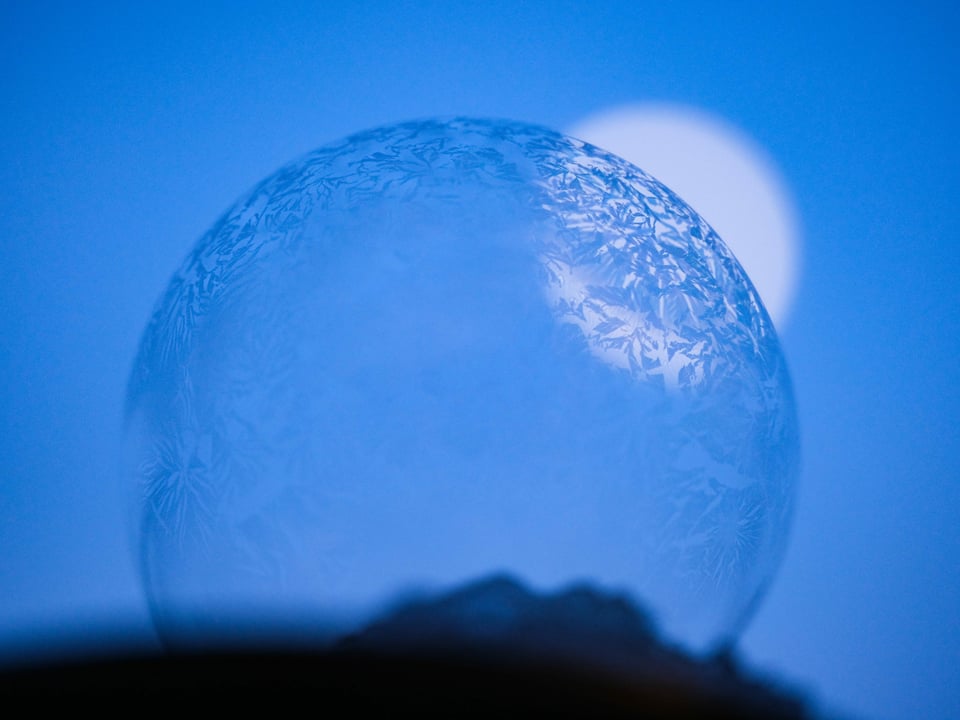 Gefrorene Blase, dahinter der Mond.