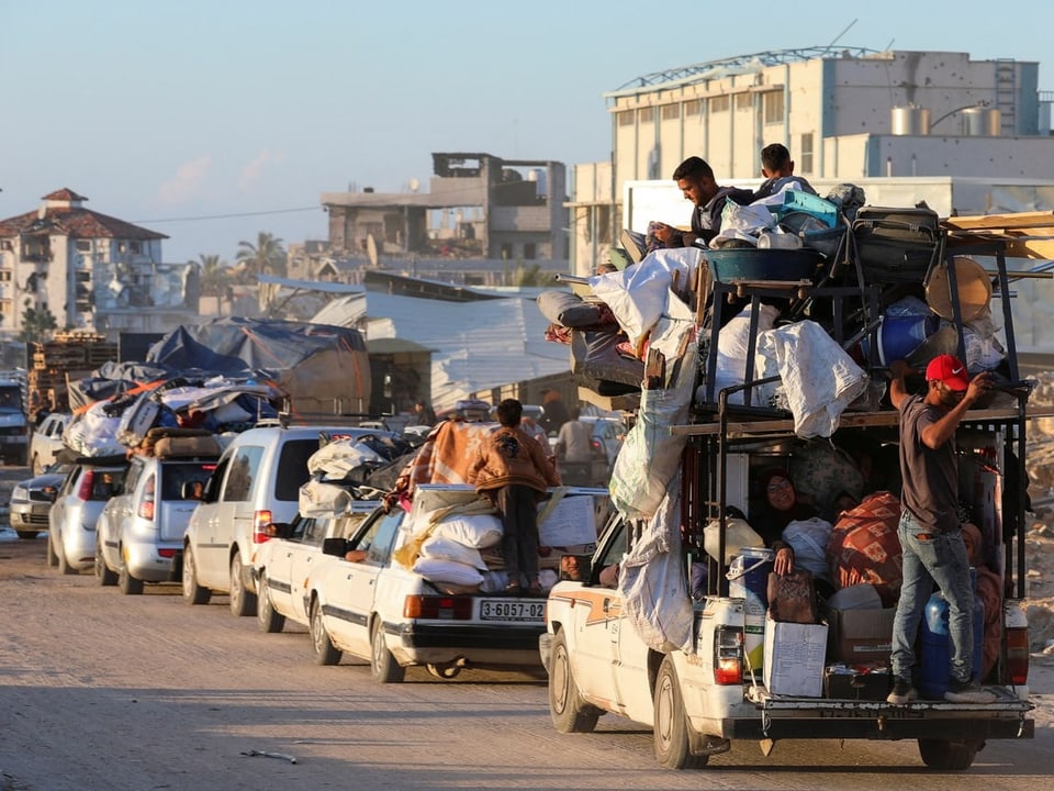 Menschen flüchten mit ihrem verbliebenen Hab und Gut aus Rafah.