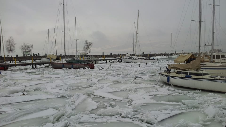 Dicke Eisschicht im Hafen von Yvonand am 16. Februar 2012.