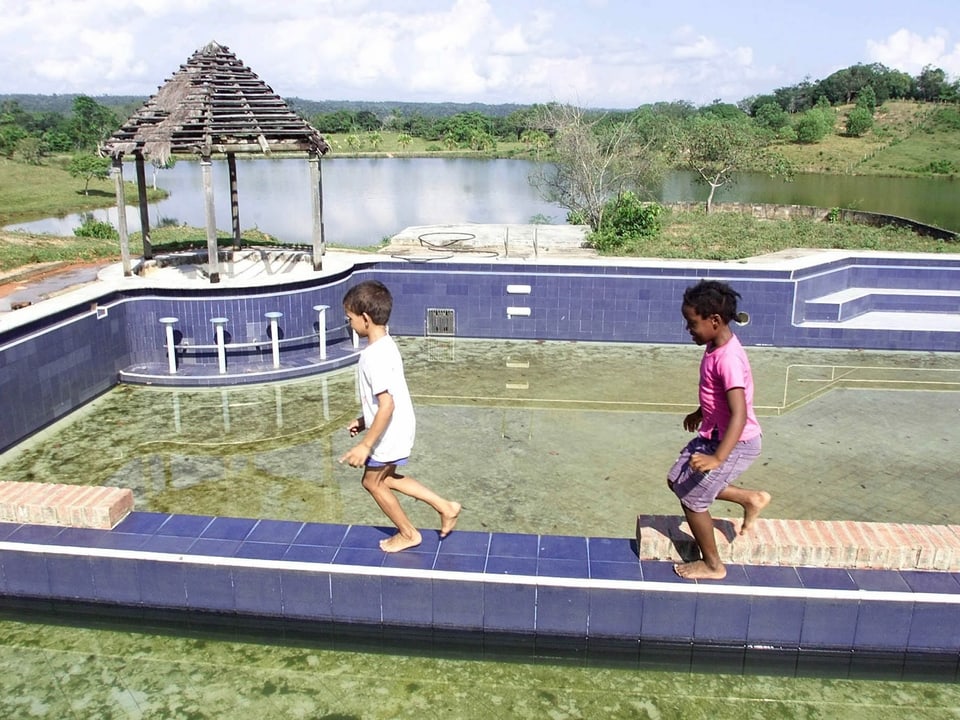 Kinder spielen im Park der ehemaligen Escobar-Hacienda.