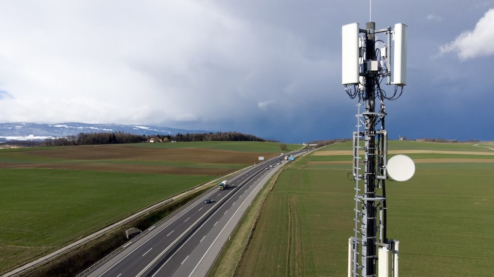 Telekommunikationsantenne neben der Autobahn.