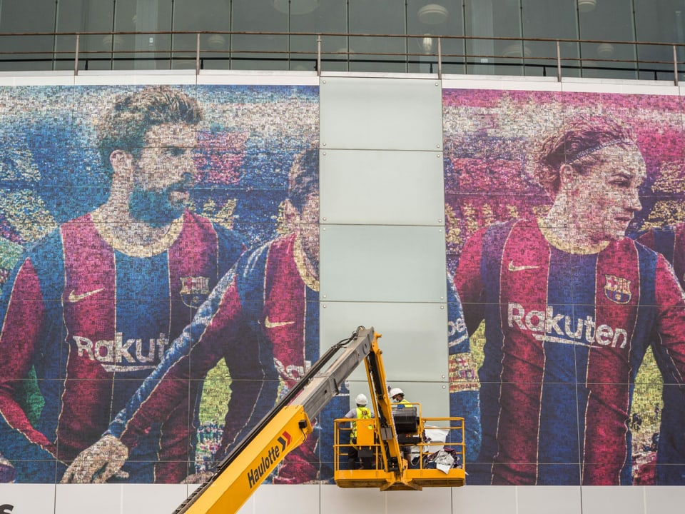 Abmontiertes Bild von Lionel Messi (zwischen Gerard Piqué, links und Antoine Griezmann, rechts) am Stadion «Camp Nou».