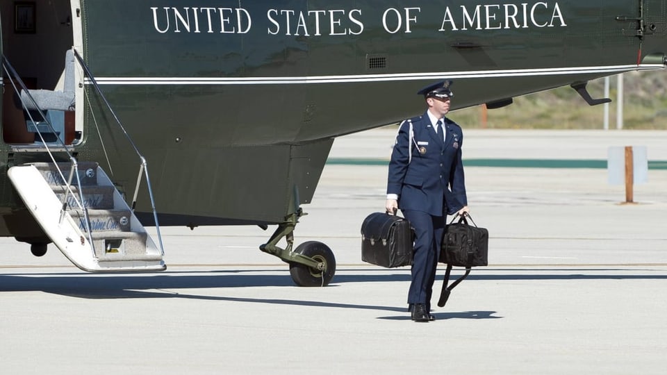Amerikanischer Offizier trägt den Atomkoffer.
