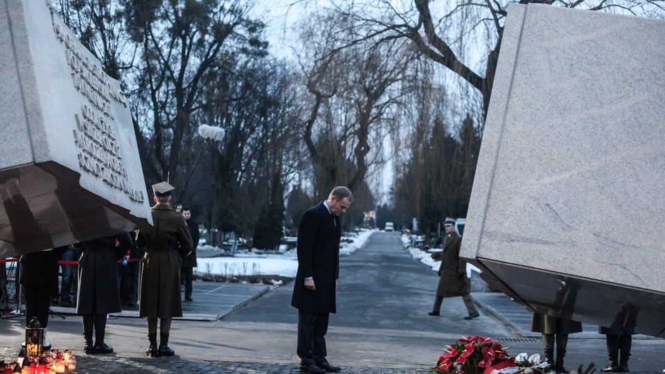 Donald Tusk verbeugt sich vor dem Denkmal zu Ehren der Smolensk-Opfer