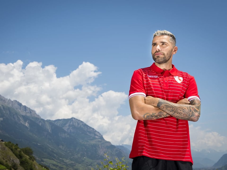 Es war die Überraschung des Schweizer Transfer-Sommers: Christian Constantin hat mit dem ehemaligen Nati-Spieler Valon Behrami nach Gennaro Gattuso wieder einen grossen Namen ins Wallis geholt. Der Mittelfeldspieler kam von Udinese.