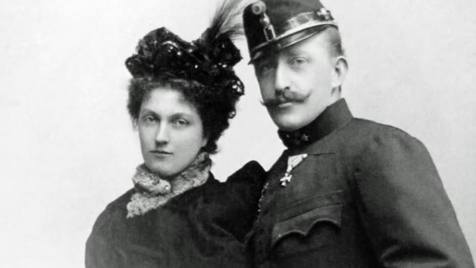Schwarz-Weiss-Aufnahme eines Mannes und einer Frau