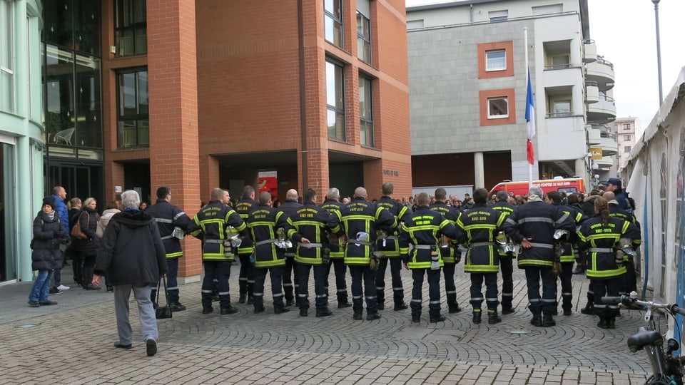 Ein gutes Dutzend uniformierte «sapeurs-pompiers» vor der mairie von St. Louis