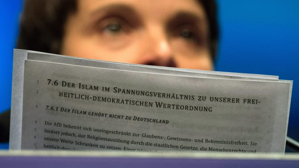 Frauke Petry, vor ihrem Gesicht ein Papier auf dem steht: Der Islam gehört nicht zu Deutschland