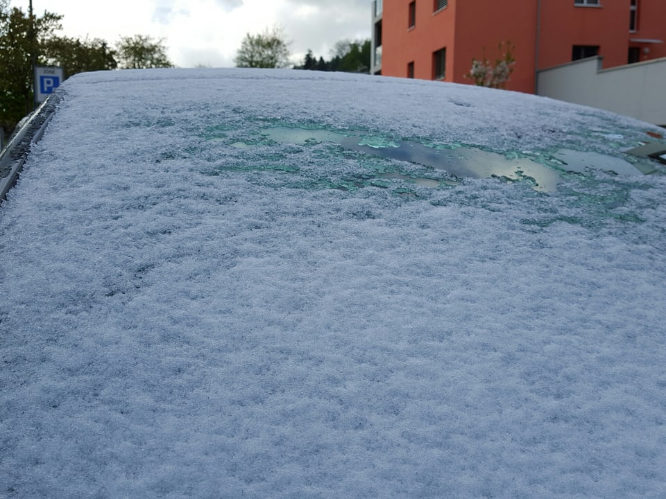 Schnee auf einer Autoscheibe.