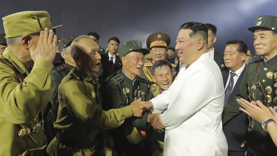 Kim Jong-un wie er Hände von alten Soldaten schüttelt