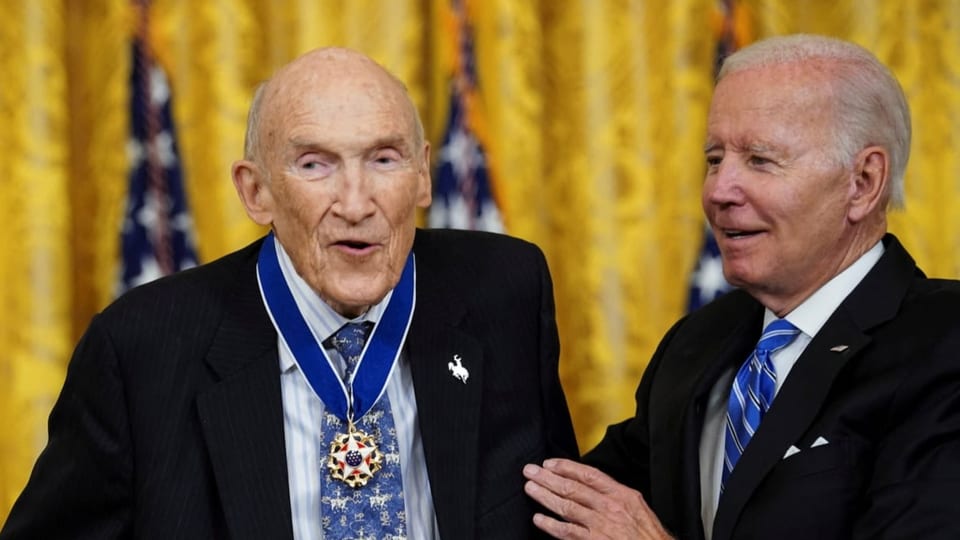 Joe Biden verleiht Alan Simpson die «Presidential Medal of Freedom»