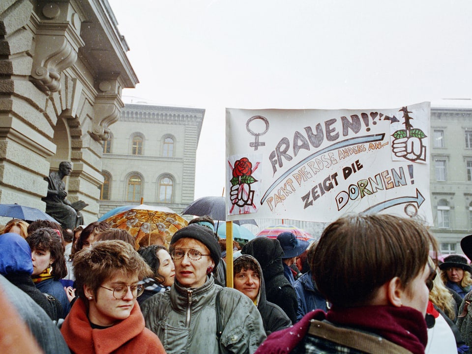 Frauen demonstrienen am 8. März 1993 vor dem Bundeshaus. (keystone)
