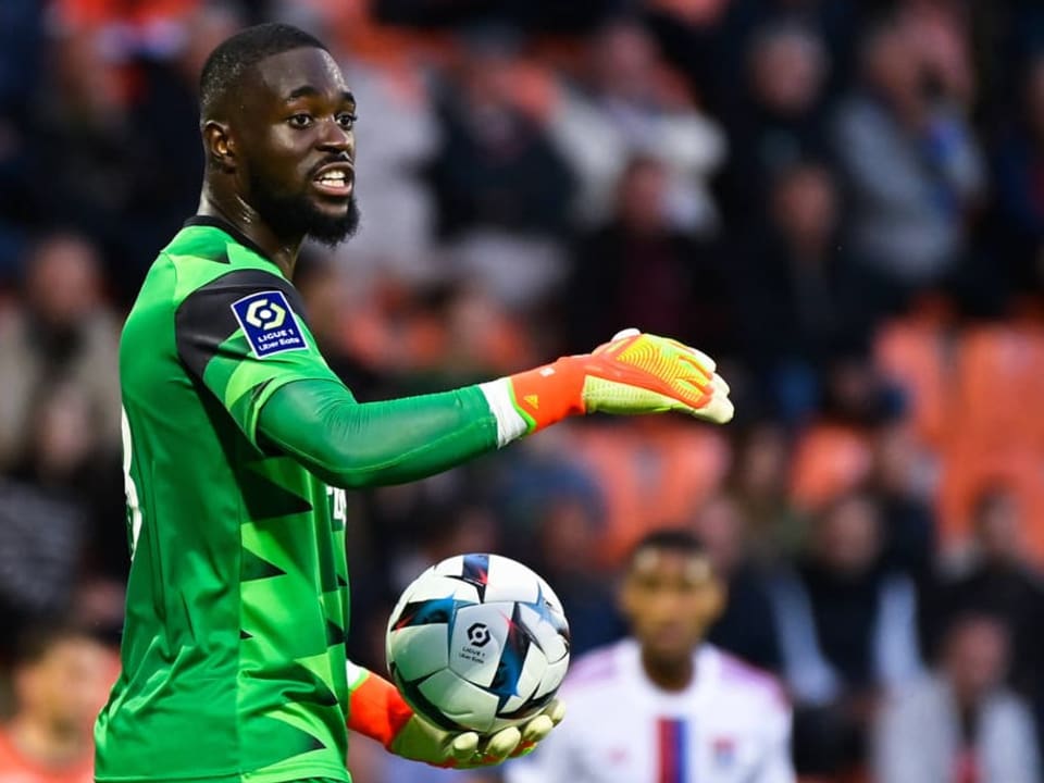 Ist mit Lorient im Hoch Yvon Mvogo hält den Ball