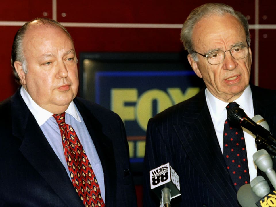 Roger Ailes und Rupert Murdoch vor Mikrofonen stehend