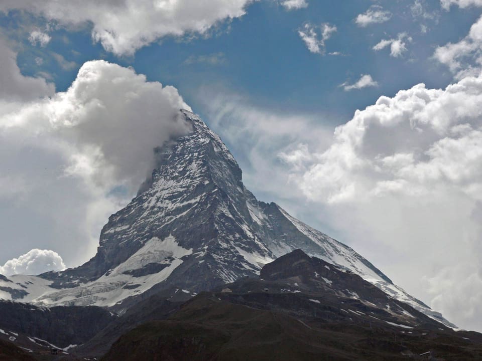 Das Matterhorn mit Wolken und Sonne