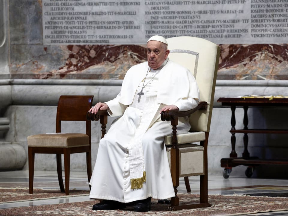 Papst Franziskus sitzt auf einem Stuhl in der St. Peter Basilika im Vatikan.