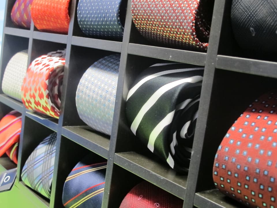 Krawatten verschiedener Farben in einem offenen Kasten. 