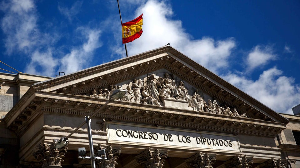 Auf dem Dach des spanischen Parlaments weht die Flagge auf Halbmast.