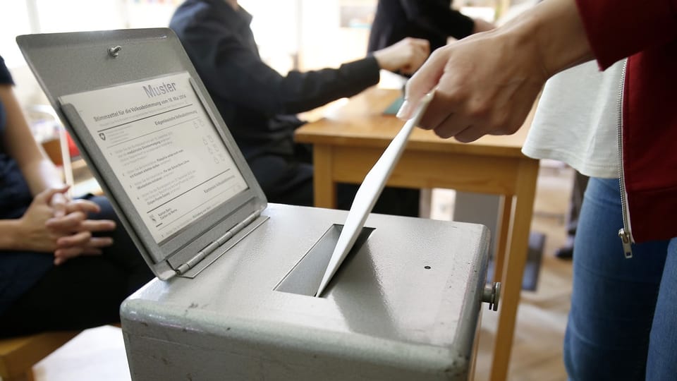 Symbolbild: Abstimmungsurne in einem Abstimmungsbüro.