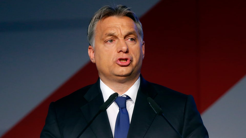 Orban mit Krawattte in Grossaufnahme bei einer Ansprache.