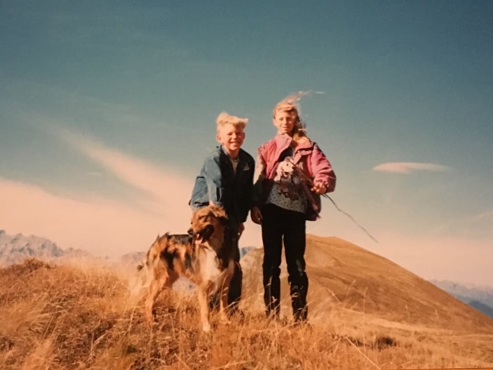 Priska mit Bruder und Hund in den Bergen.