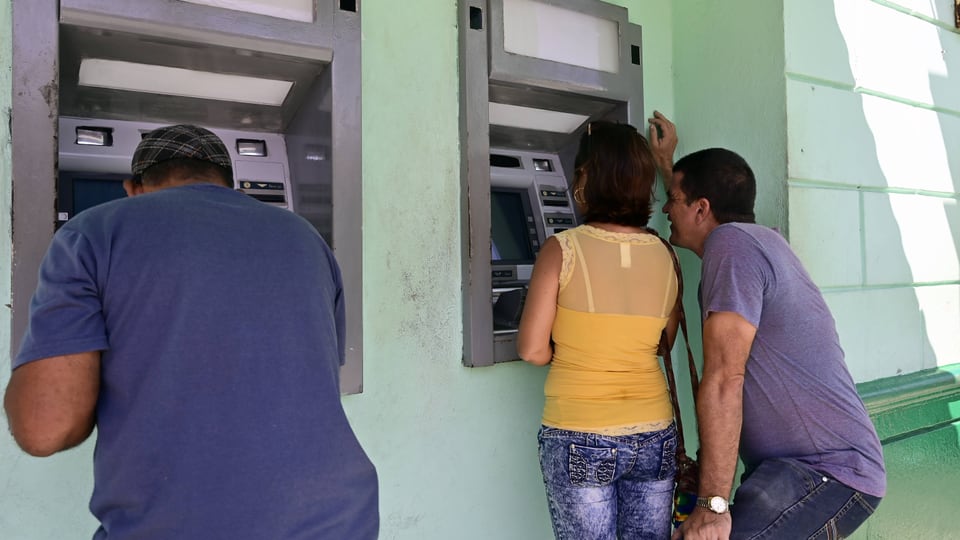 Kubaner am Geldautomaten
