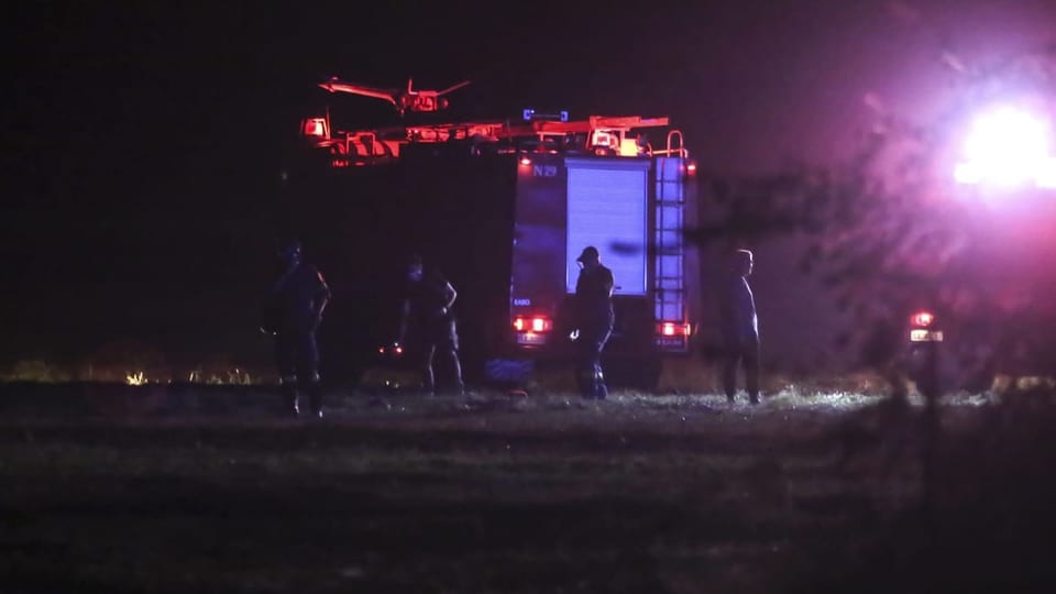 Ein Feuerwehrauto in der dunklen Nacht.