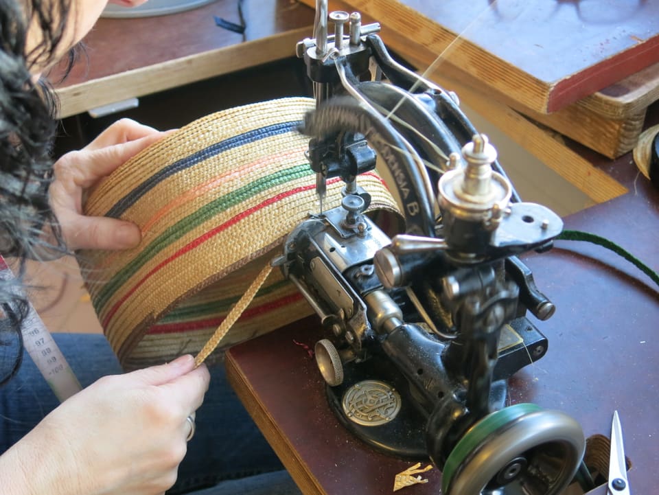 Strohhüte werden an speziellen Nähmaschinen hergestellt.