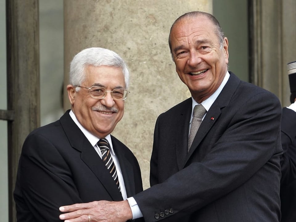 Abbas und Chirac schütteln die Hände.
