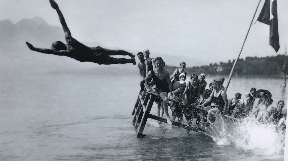 Historisches Bild: Mann hüpft ins Wasser.