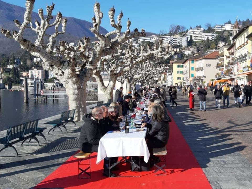 Touristen geniessen die hohen Temperaturen in Ascona im Januar 2019.
