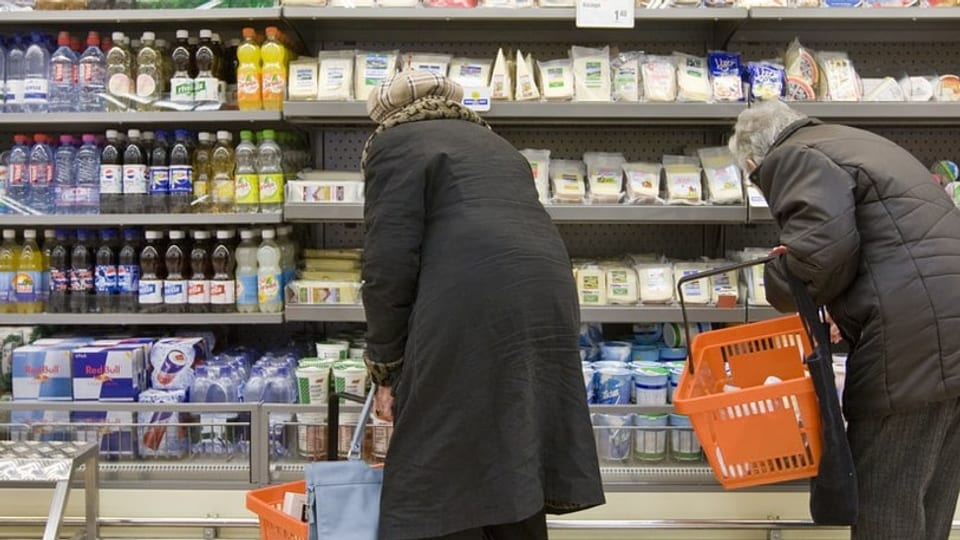 Zwei Frauen beim Einkauf.