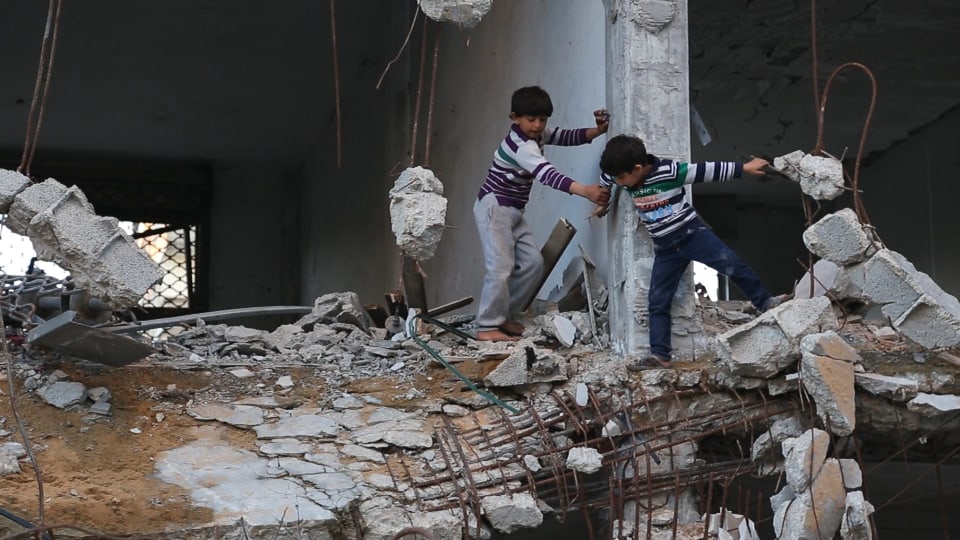 Kinder spielen in einem zerbombten Haus in Gaza Stadt.