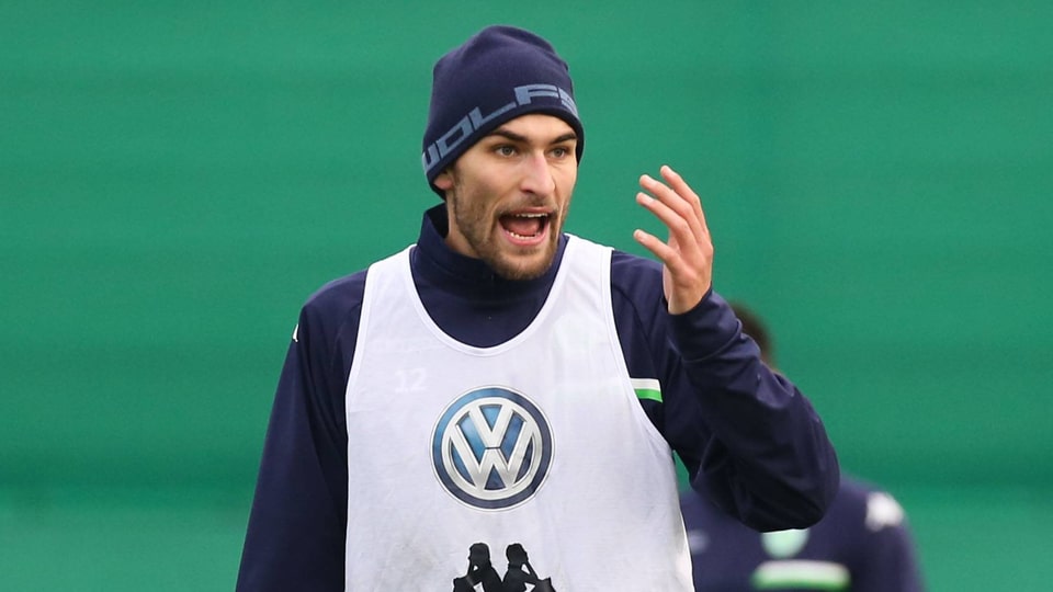 Wolfsburg-Stürmer Bas Dost gibt seinen Teamkollegen während dem Training ein Handzeichen.