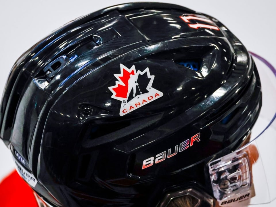 Ein Helm mit dem Logo von Hockey Canada