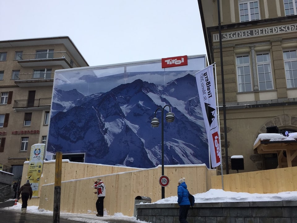 riesige Tirol Werbung an fassade